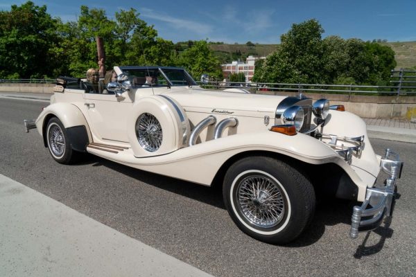 German Drive and Travel Oldtimer Excalibur mieten 1280x1280