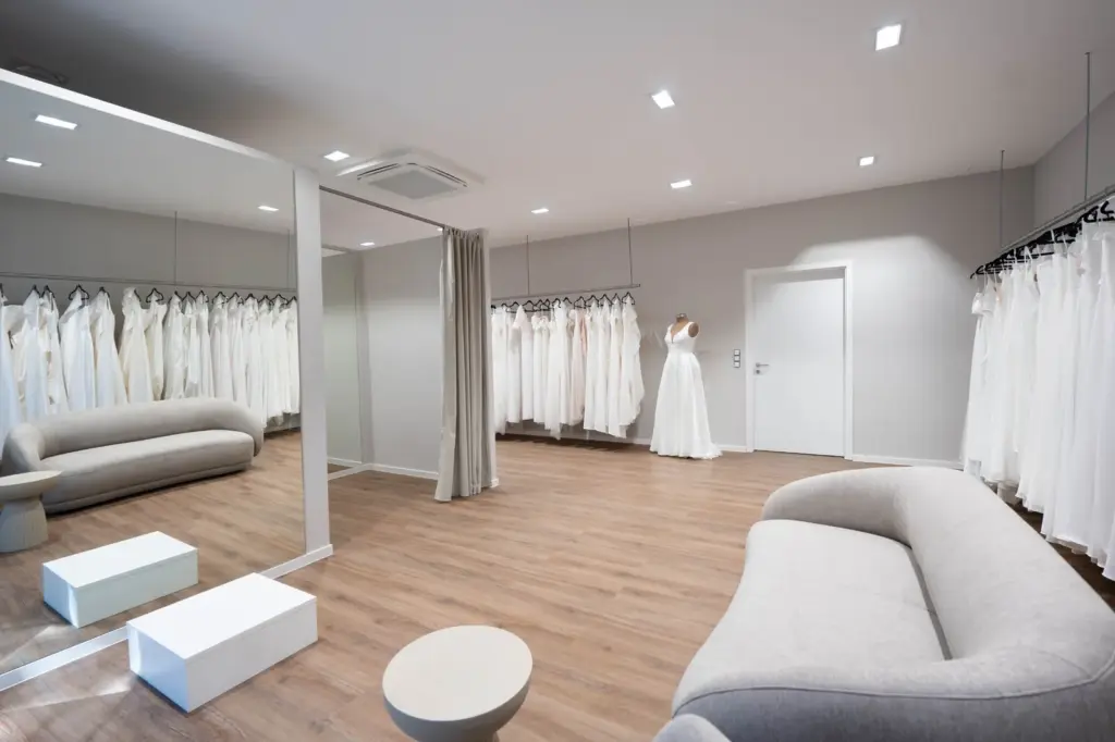 Privater Anproberaum mit Sofa im Hochzeitshaus Boos Aschaffenburg