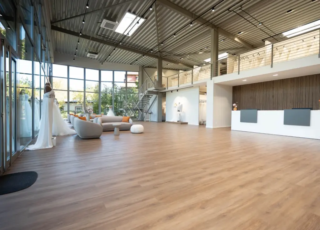 Heller Eingangsbereich mit Glasfront im Hochzeitshaus Boos Aschaffenburg