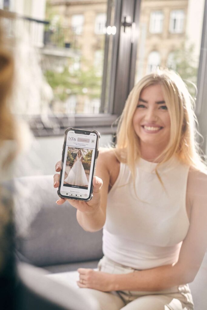 Braut im Gespräch mit ihrer Bridal Stylistin im Hochzeitshaus Boos