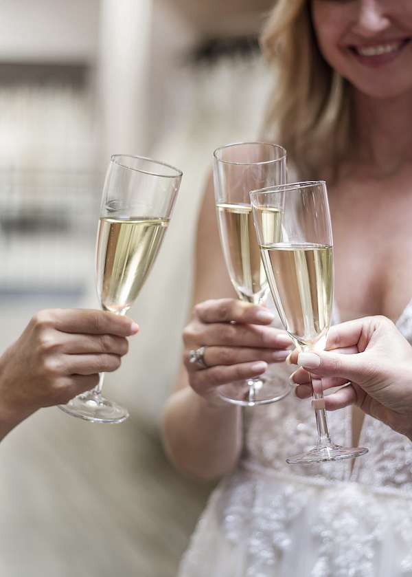 Sekt zum Anstoßen auf das Traumkleid im Hochzeitshaus Boos